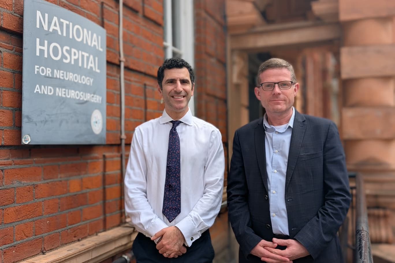 Cirugía cerebral asistida por IA salva la vista de paciente británico