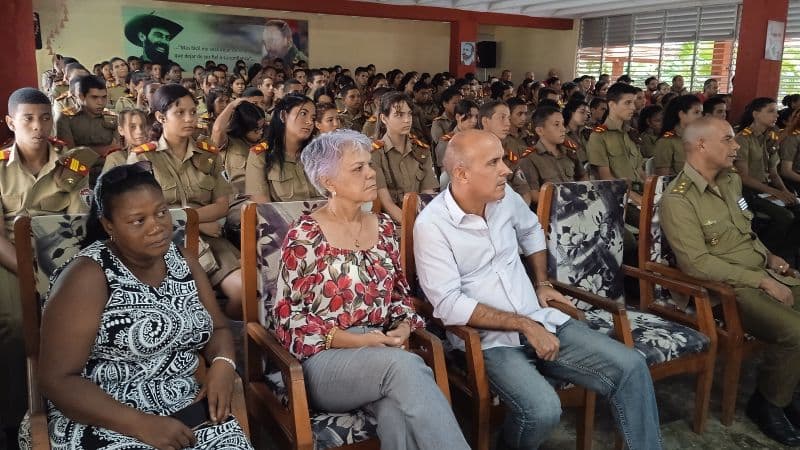 Egresados de "Camilitos" celebran logros mientras el pueblo enfrenta crisis en Cuba
