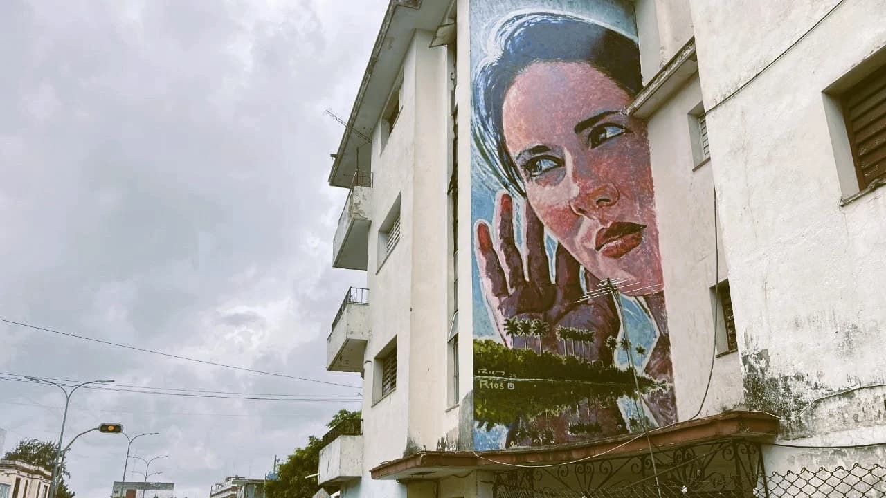 El rostro de una mujer en una pared en La Habana.