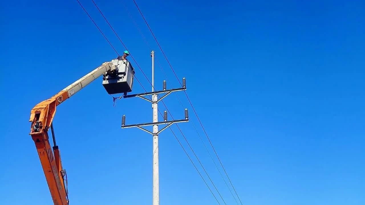 Un liniero en la construcción de una línea en los parques solares La Yuca y Jaraguá.