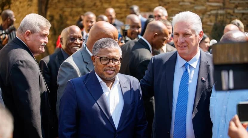 Miguel Díaz-Canel con un funcionario sudafricano.