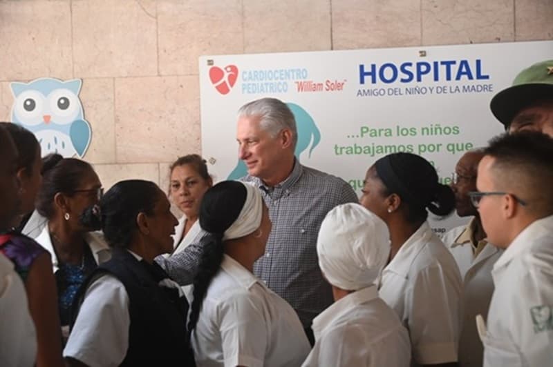 Díaz-Canel visita el Cardiocentro William Soler mientras persisten carencias en salud pública