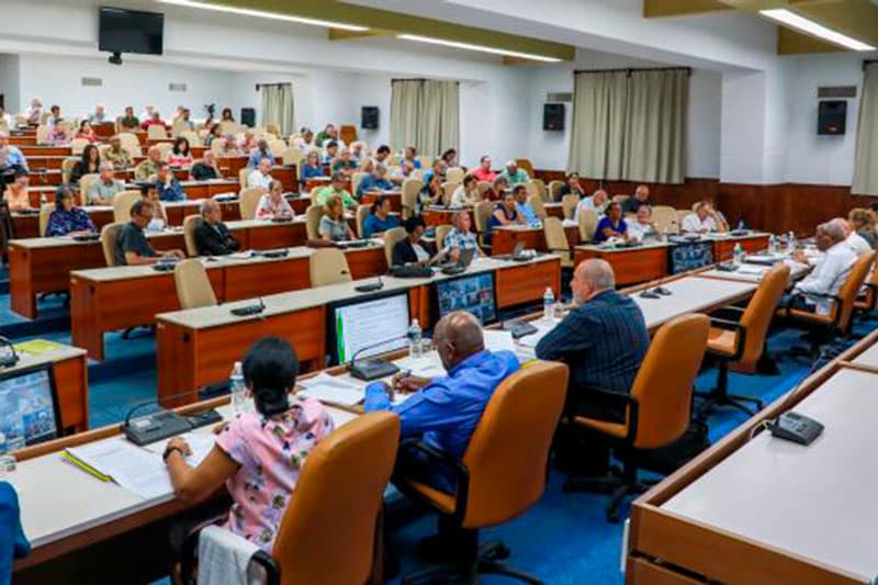 Manuel Marrero evalúa 155 transformaciones, pero los cubanos siguen esperando resultados tangibles