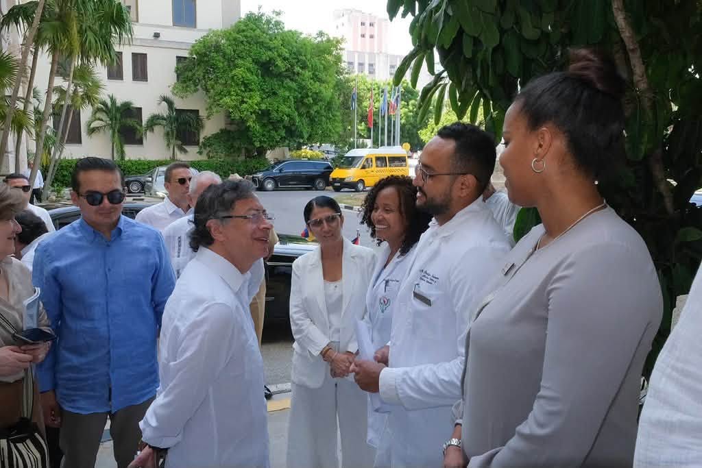 Petro visita Cuba y se reúne con estudiantes colombianos de Medicina