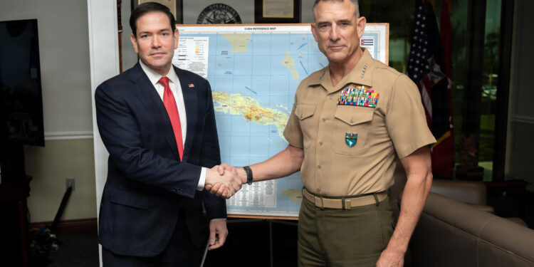 Rubio minimiza foto con militar mientras los cubanos buscan ayuda