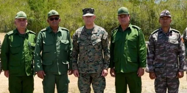 Reunión inusual en Guantánamo: Jefe del Comando Sur de EE.UU. dialoga con alto mando cubano