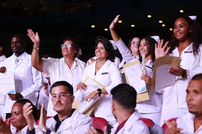 Más de 2.700 nuevos médicos, pero el colapso sanitario persiste