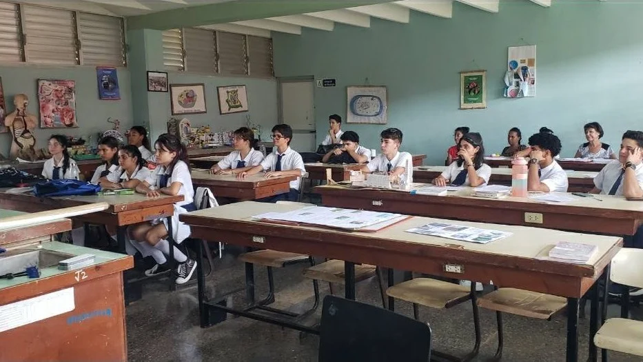 Escuelas en Cuba recortan clases por crisis de combustible