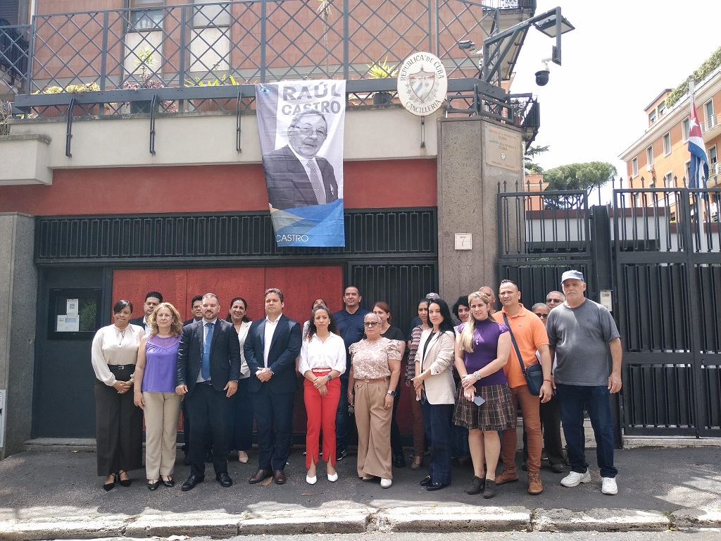 Misión cubana en Italia rinde homenaje a Raúl Castro en su 95 cumpleaños