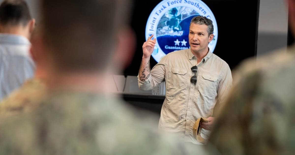 Secretario de Guerra de EE.UU. visita Guantánamo y aborda futuro de Cuba