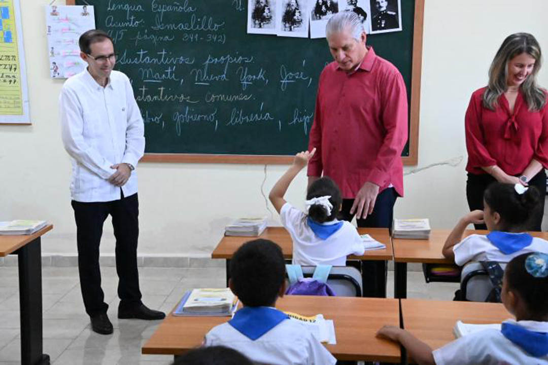 Díaz-Canel visita la UCI mientras el sistema de salud cubano colapsa