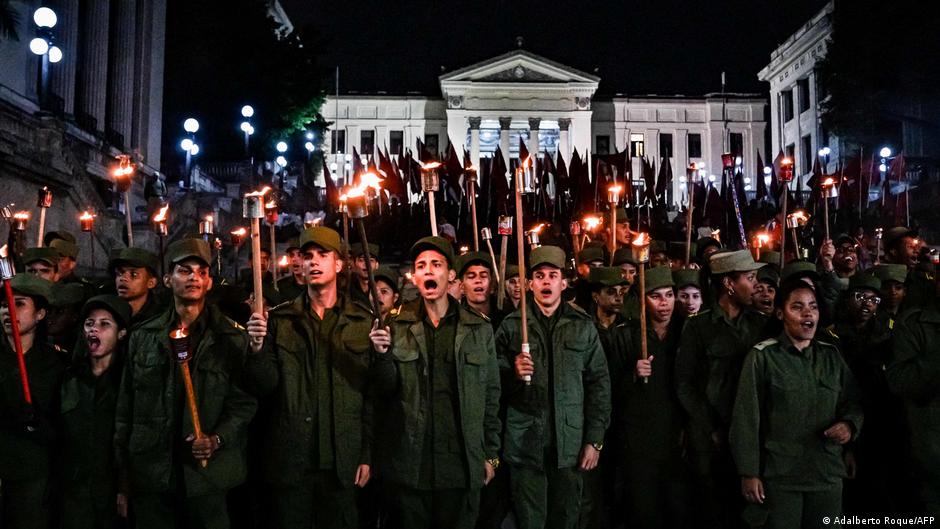 Militares cubanos participan en una marcha con antorchas en La Habana.