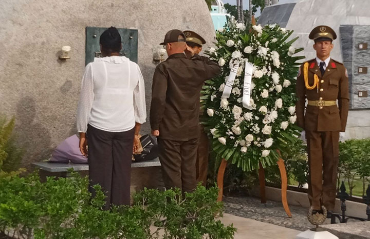 Raúl Castro rinde homenaje a Fidel en su centenario, mientras los cubanos enfrentan crisis diaria