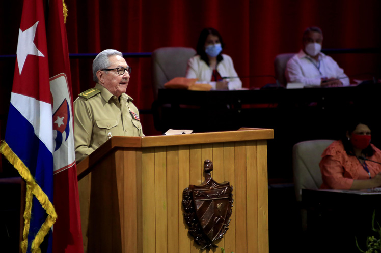 Raúl Castro como figura de propaganda: jóvenes y tribunas al servicio del régimen