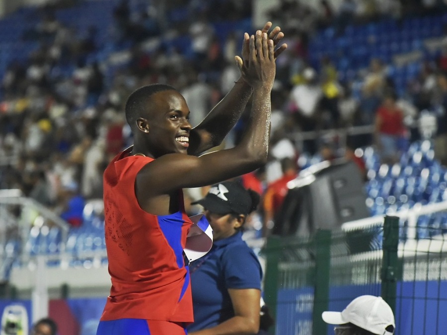 Jorge Hodelín logra oro en salto largo con 8.23 metros en Santo Domingo 2026