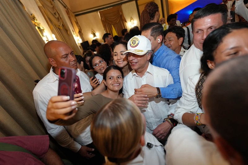 Petro visita Cuba, futuros médicos en el centro del diálogo político