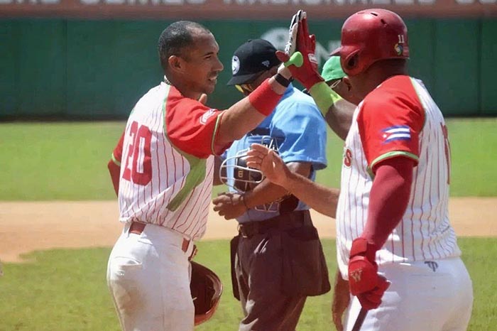 Leñadores de Las Tunas logran doble victoria y acechan el primer lugar en la Liga Élite de Béisbol