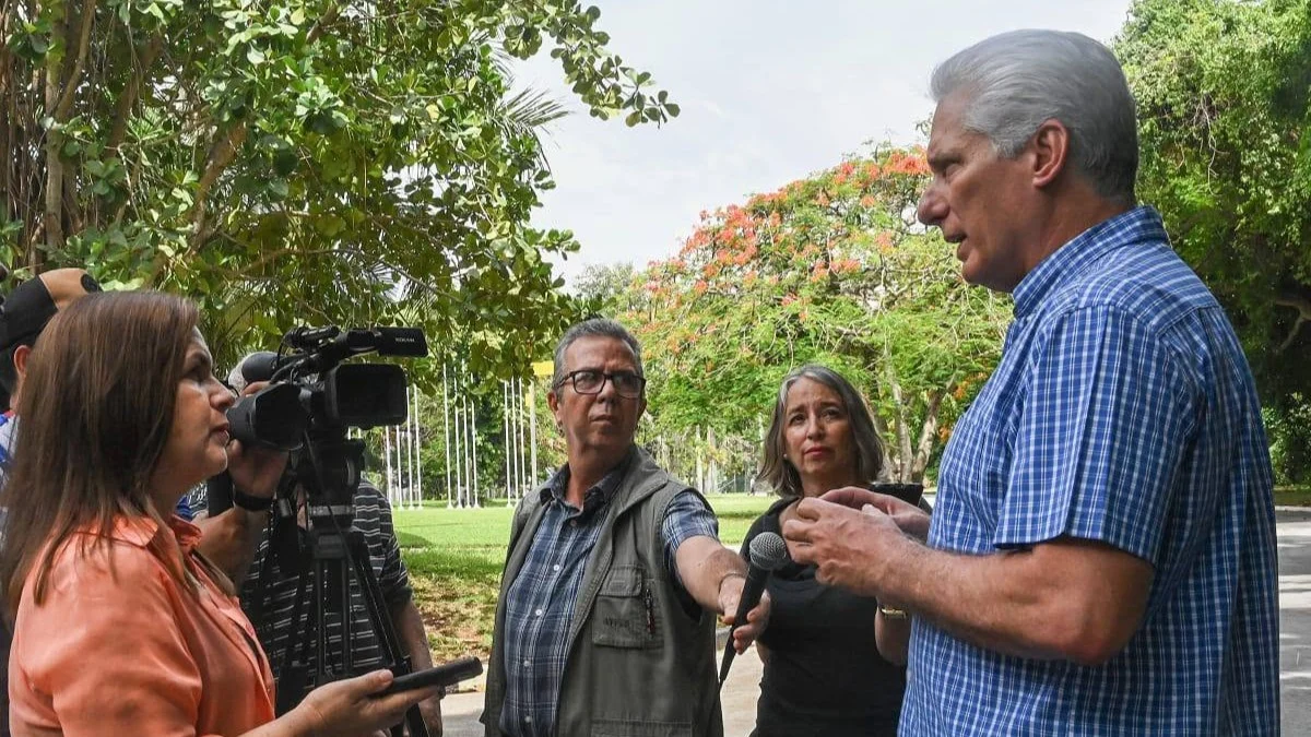 Miguel Díaz-Canel ante medios oficiales.