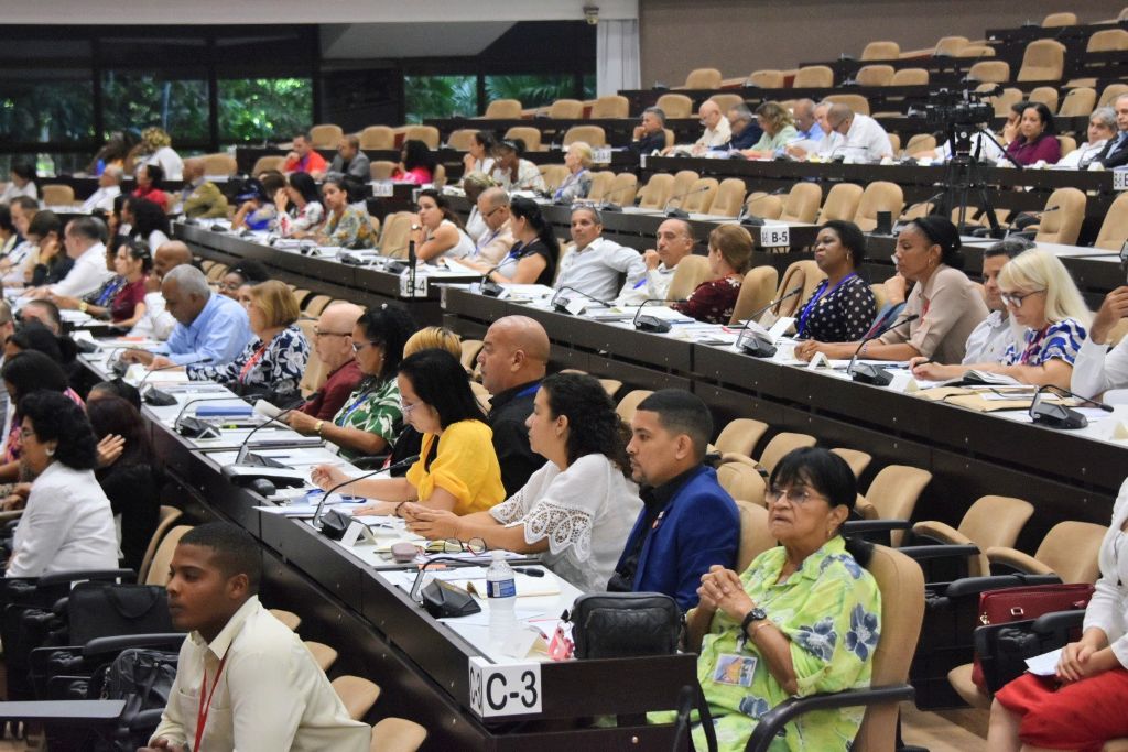 Parlamento cubano: 10 nuevos diputados, pero la crisis persiste