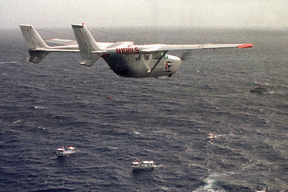 ARCHIVO – Un avión de Hermanos al Rescate vuela sobre la flotilla del Movimiento Democracia en el límite de 12 millas al norte de La Habana, Cuba, el 10 de julio de 1999. (AP Foto/Alan Diaz, Archivo)