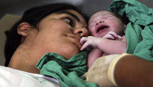 Cuba "elimina" VIH y sífilis materno-infantil, pero la salud pública enfrenta crisis profunda