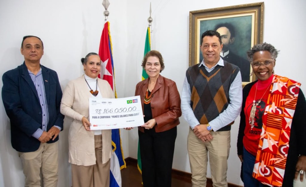 educadores brasileños entregan donación a Cuba