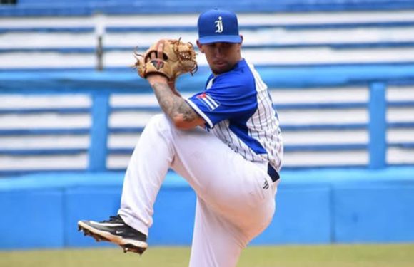 Los Leones de Industriales vencen 4-3 a Las Tunas y toman ventaja en la final de la Liga Élite del Béisbol Cubano