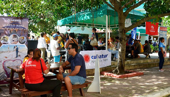 Agencias de viaje cubanas presentan ofertas turísticas mientras la población lucha por sobrevivir