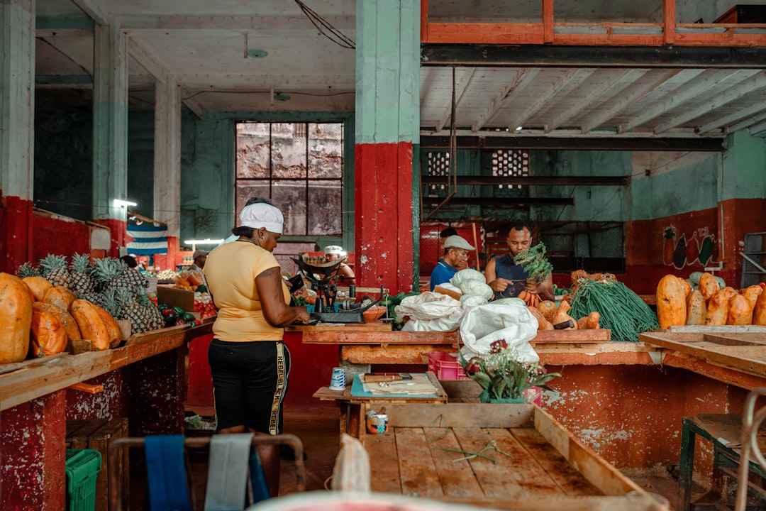 Cuba acepta evaluar la oferta de EE.UU. mientras el pueblo sufre la crisis alimentaria