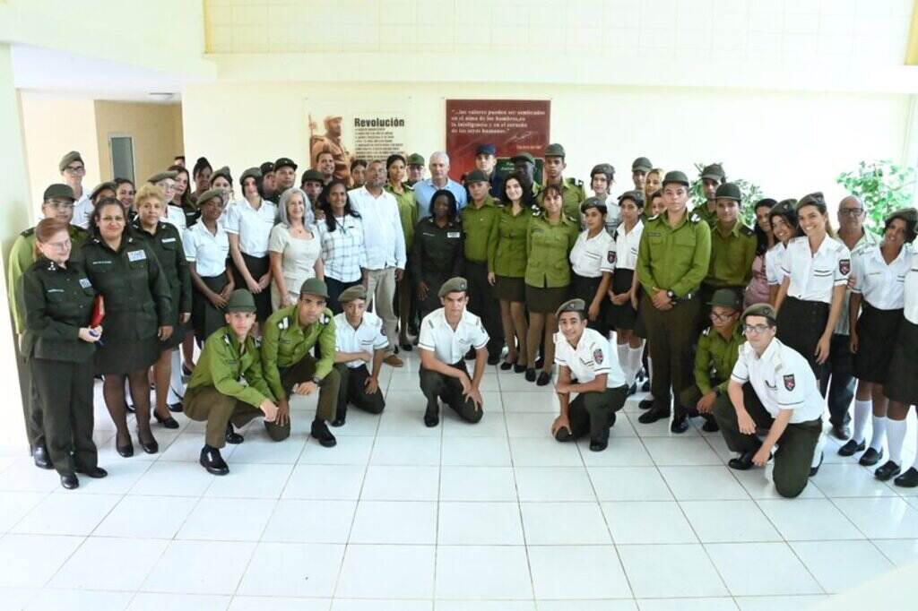 Díaz-Canel ensalza escuela del MININT mientras el pueblo enfrenta crisis educativa