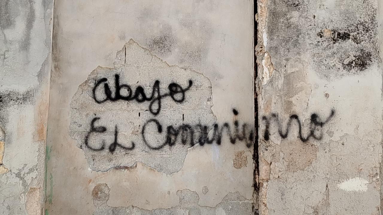 Un cartel contra el régimen en Cuba.