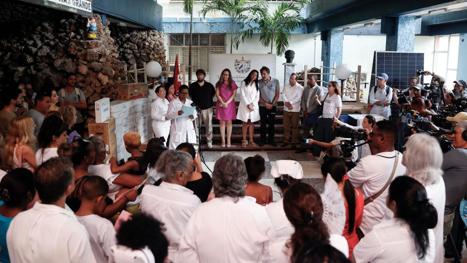 Open Arms lleva ayuda médica a hospital infantil en crisis energética