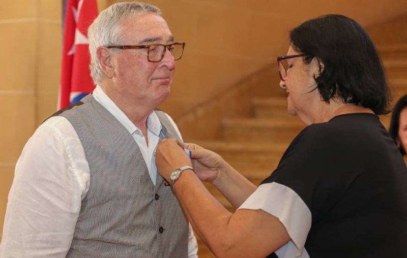 Cuba premia a activista australiano: la "solidaridad" que el régimen necesita