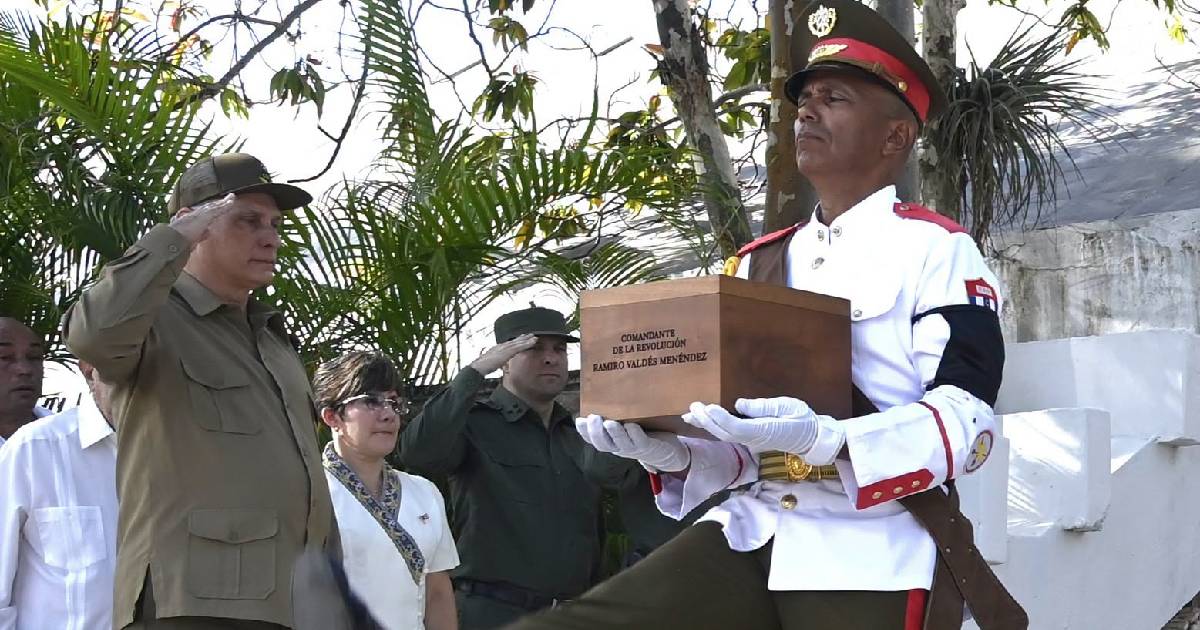Ceremonia militar en Santa Clara marca el entierro de Ramiro Valdés