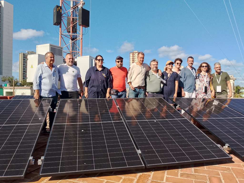 Italia dona paneles solares a Cuba mientras el régimen ignora la crisis energética