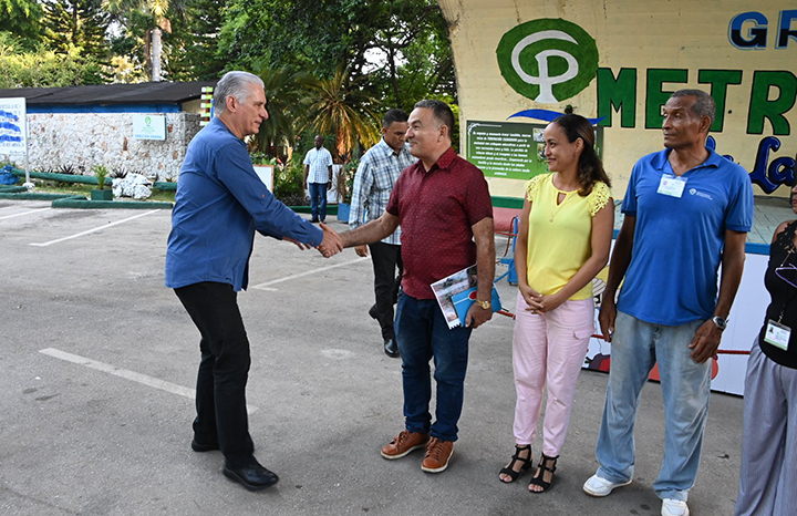 Díaz-Canel recorre centros económicos en La Habana mientras la crisis persiste