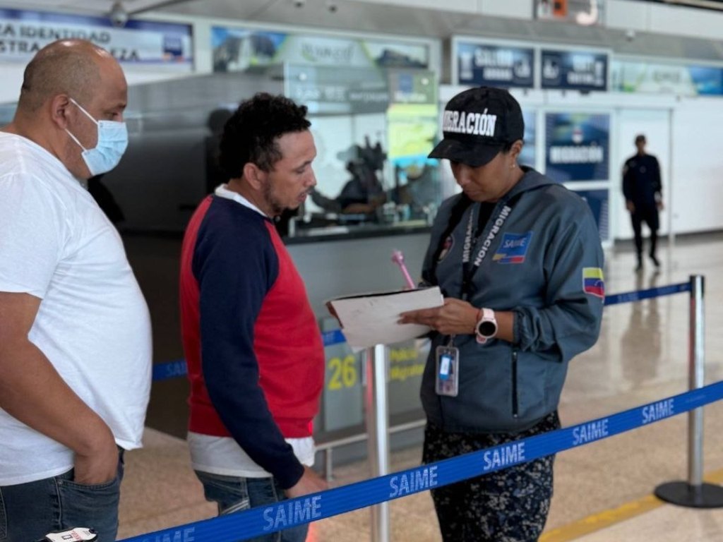 Cuba recibe a 96 migrantes deportados desde EE.UU. en vuelo de retorno