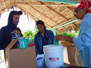 Mike Hammer se reúne con la Iglesia Católica para coordinar ayuda de $100 millones a Cuba
