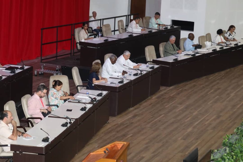 Díaz-Canel insiste en que el socialismo no se abandona mientras el Estado enfrenta su "bloqueo" más severo