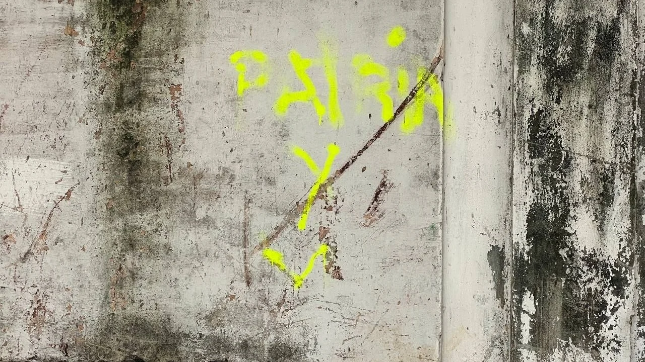 Cartel antigubernamental sin terminar en La Habana.