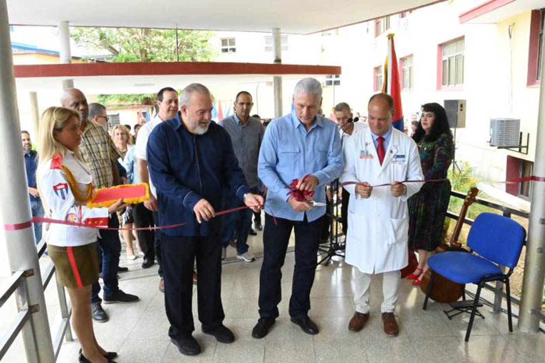 Díaz-Canel inaugura unidad de oncología mientras el sistema de salud colapsa