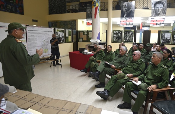 Díaz-Canel inspecciona preparación militar en La Habana, pero ignora crisis cotidiana