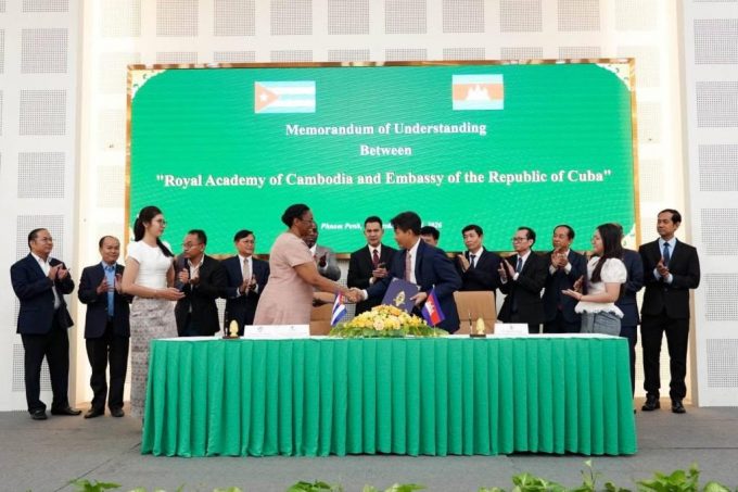 Camboya y Cuba firman acuerdo educativo mientras los cubanos sufren crisis en aulas