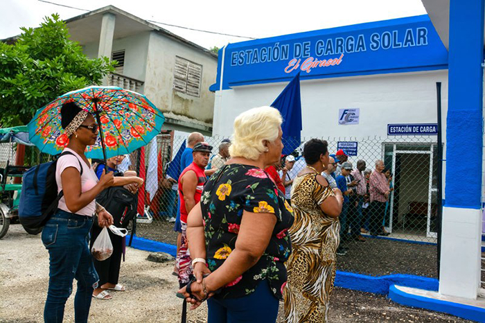 Primera estación de carga solar en Holguín: un paso hacia la energía renovable no estatal