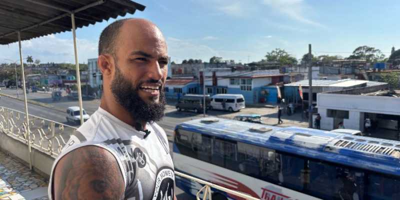 El 'Spiderman de Cuba' visitado por su madre tras detención violenta