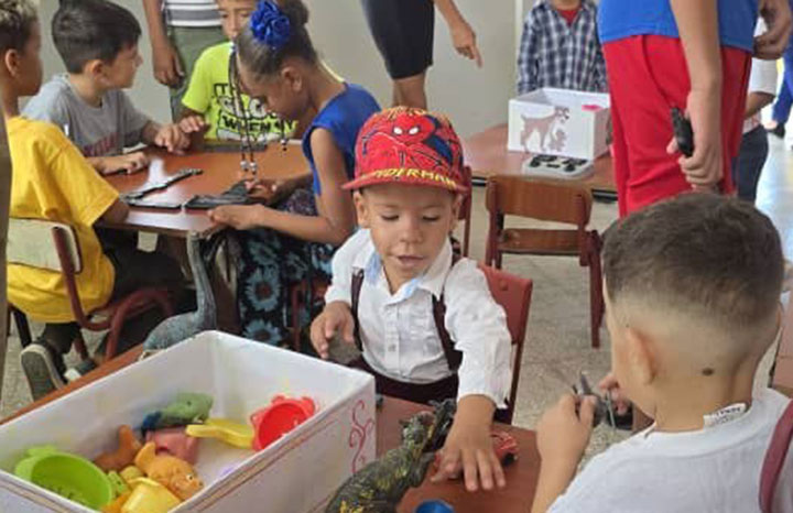 Nueva casita infantil en Nuevitas: propaganda en homenaje a Fidel mientras los cubanos luchan por educación y recursos