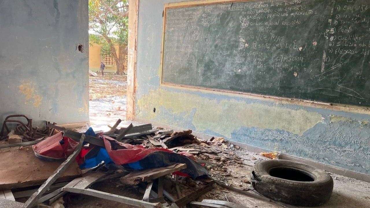 Aula abandonada en Ciudad Libertad, La Habana.