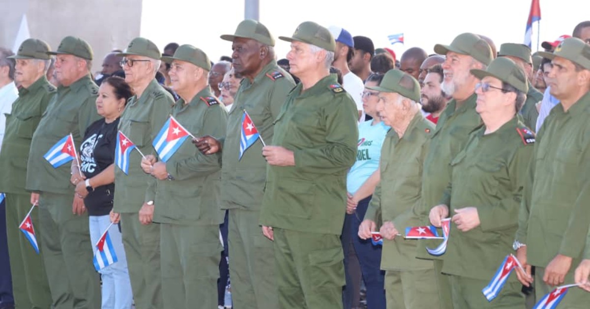 Díaz-Canel ignora críticas y ensalza a Raúl Castro en evento público