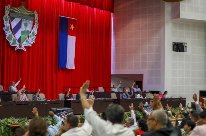 El régimen aprueba una ley que reestructura el aparato estatal sin abordar crisis actual