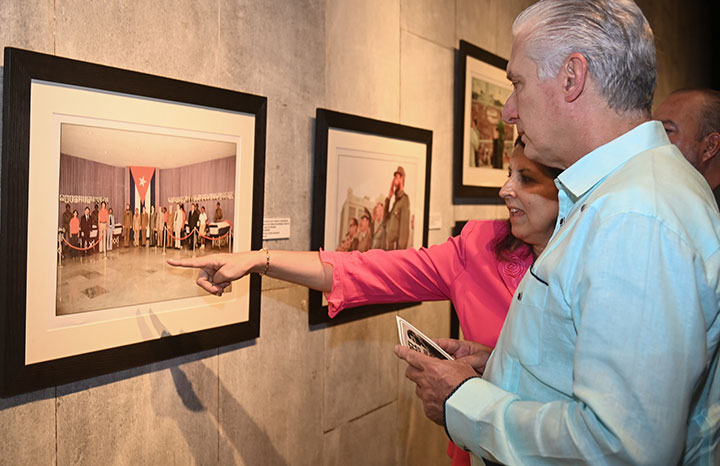 Díaz-Canel promueve la figura de Fidel Castro en una exposición mientras el pueblo enfrenta crisis y desabastecimiento